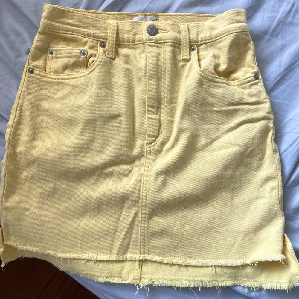 Aritzia Wilfred cut off denim skirt (yellow sz 4)
